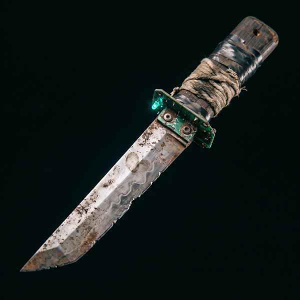 Chipped short blade with a circuit-board guard